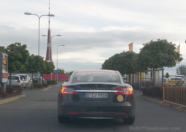 Mūsu testa Tesla Model S līdz 100 km/h ieskrienas par 5,5 sekundēm, bet jaudīgākie Tesla modeļi to paveic mazliet virs 3 sekundēm Mūsu testa Tesla Model S līdz 100 km/h ieskrienas par 5,5 sekundēm, bet jaudīgākie Tesla modeļi to paveic mazliet virs 3 sekundēm 156091