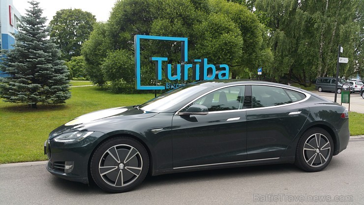 Interesanti, ka automašīnas īpašnieks ar telefona starpniecību var atslēgt un iedarbināt automašīnu kaut vai no 1000 km attāluma, nododot to lietošana Interesanti, ka automašīnas īpašnieks ar telefona starpniecību var atslēgt un iedarbināt automašīnu kaut vai no 1000 km attāluma, nododot to lietošana 156093
