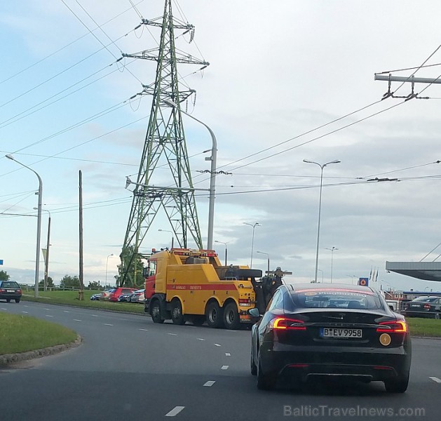 Tesla Model S ir apmēram 2 tonnas smaga, taču zemais smaguma centrs ļauj šo mašīnu dinamiski vadīt arī līkumos Tesla Model S ir apmēram 2 tonnas smaga, taču zemais smaguma centrs ļauj šo mašīnu dinamiski vadīt arī līkumos 156095