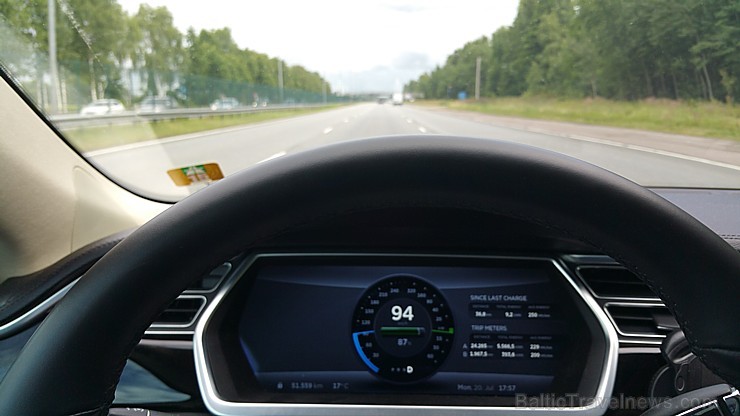 Tesla Model S bez maksas drīkst iebraukt Jūrmalā... piebraucām pie policista posteņa, iebraucot Jūrmalā, bet viņš smaidīdamas pamāja 'Gute Fahrt' Tesla Model S bez maksas drīkst iebraukt Jūrmalā... piebraucām pie policista posteņa, iebraucot Jūrmalā, bet viņš smaidīdamas pamāja 'Gute Fahrt' 156097
