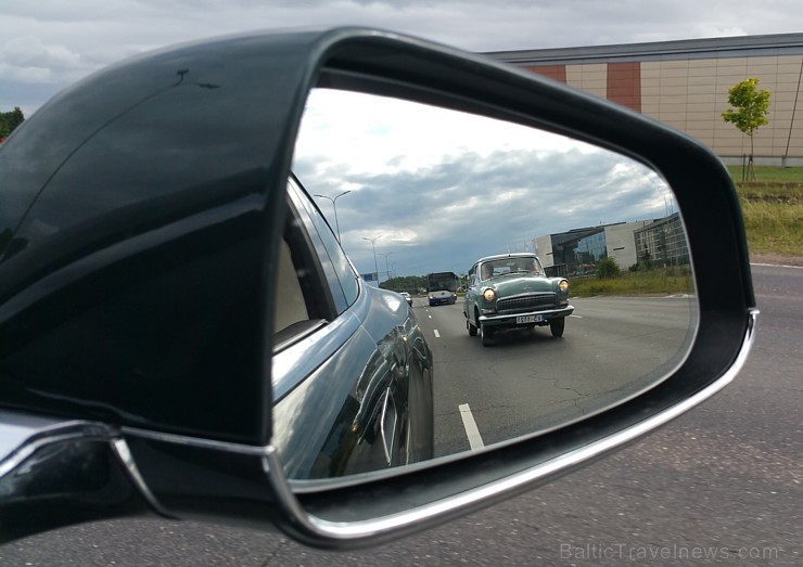 Tesla Model S īpašnieki uz visām automašīnām, kurām ir izpūtējs, skatās kā uz muzeja eksponātiem, kuri vēl tomēr brauc un piesārņo apkārtējo vidi Tesla Model S īpašnieki uz visām automašīnām, kurām ir izpūtējs, skatās kā uz muzeja eksponātiem, kuri vēl tomēr brauc un piesārņo apkārtējo vidi 156099