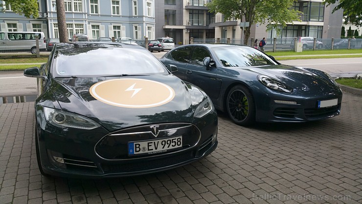 Pie Jūrmalas restorāna «International» Tesla Model S un Porsche Panamera S E-Hybrid... viens no viņiem maksā 90 000 un otrs aptuveni 130 000 eiro Pie Jūrmalas restorāna «International» Tesla Model S un Porsche Panamera S E-Hybrid... viens no viņiem maksā 90 000 un otrs aptuveni 130 000 eiro 156106