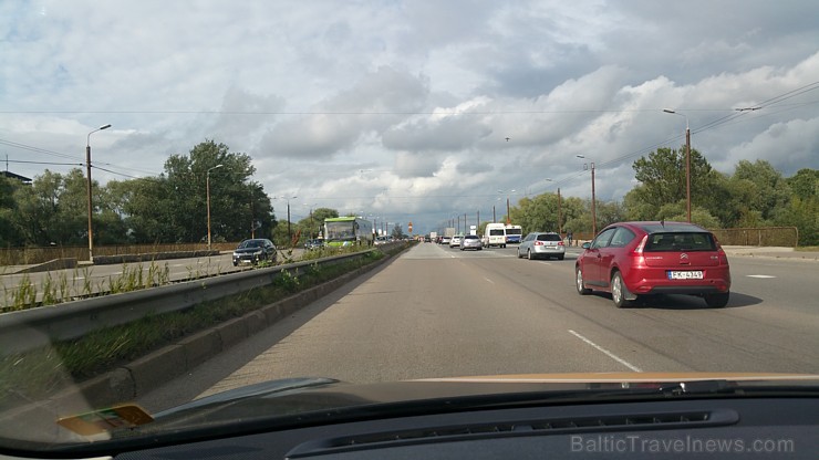 Tā kā Tesla Model S brauc bez motora skaņas, tad mūzikas ierakstus var klausīties ar īpašu baudu Tā kā Tesla Model S brauc bez motora skaņas, tad mūzikas ierakstus var klausīties ar īpašu baudu 156115