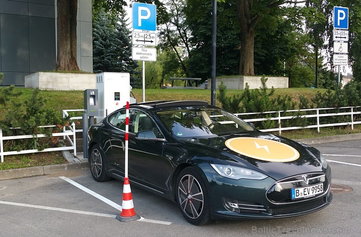 Tesla Model S uzlādes stacijā pie CSDD Rīgā, Bauskas ielā... pusstundas laikā rindā jau bija divi VW UP elektroautomobiļi Tesla Model S uzlādes stacijā pie CSDD Rīgā, Bauskas ielā... pusstundas laikā rindā jau bija divi VW UP elektroautomobiļi 156123