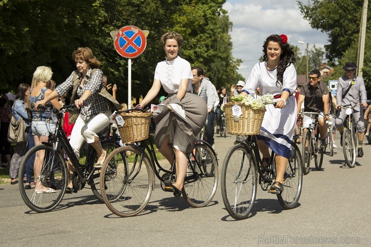 Svētku dalībnieki tika aicināti tērpties, piedomājot par to, kas modē bija senos laikos, tāpat arī uzpucēt savus velosipēdus, ar ko doties tradicionāl Svētku dalībnieki tika aicināti tērpties, piedomājot par to, kas modē bija senos laikos, tāpat arī uzpucēt savus velosipēdus, ar ko doties tradicionāl 156502