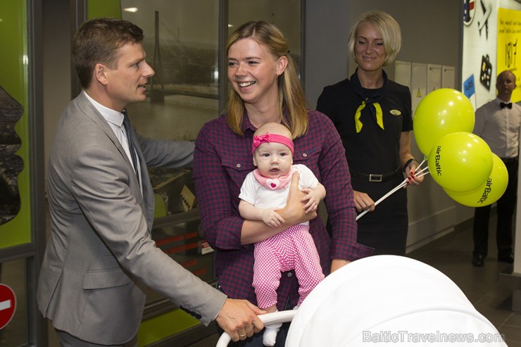 Starptautiskā lidosta «Rīga» sagaidīja savu 50 miljono pasažieri kopš lidostas dibināšanas - Montu Skābarnieci, kura liedostā ieradās ar airBaltic rei Starptautiskā lidosta «Rīga» sagaidīja savu 50 miljono pasažieri kopš lidostas dibināšanas - Montu Skābarnieci, kura liedostā ieradās ar airBaltic rei 156697