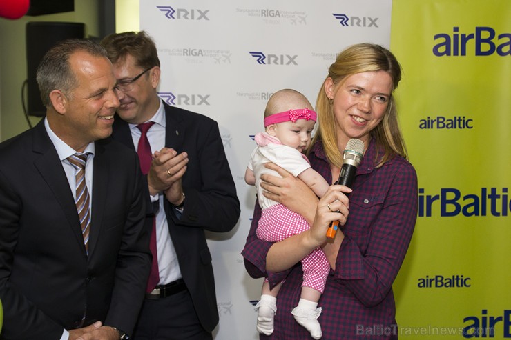 Starptautiskā lidosta «Rīga» sagaidīja savu 50 miljono pasažieri kopš lidostas dibināšanas - Montu Skābarnieci, kura liedostā ieradās ar airBaltic rei Starptautiskā lidosta «Rīga» sagaidīja savu 50 miljono pasažieri kopš lidostas dibināšanas - Montu Skābarnieci, kura liedostā ieradās ar airBaltic rei 156707