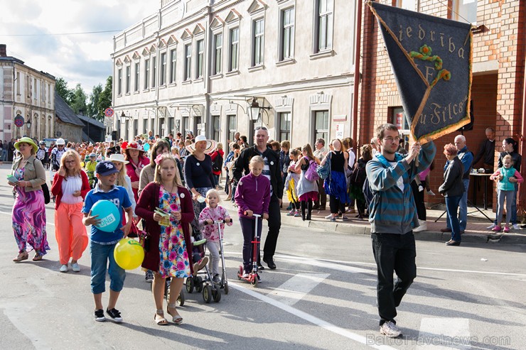 Ar tradicionālo svētku gājienu atklāti Limbažu pilsētas svētki 156842