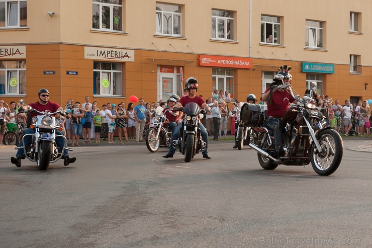 Ar krāšņu svētku gājienu sākas Valmieras svētki 157602