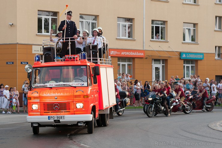 Ar krāšņu svētku gājienu sākas Valmieras svētki 157605