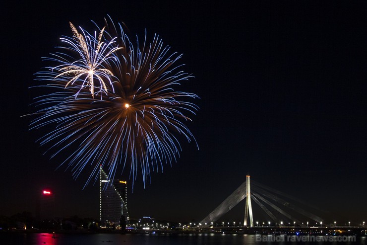 Rīgas svētku 2015 salūts pārsteidz ar telpiskumu un krāšņumu 158289