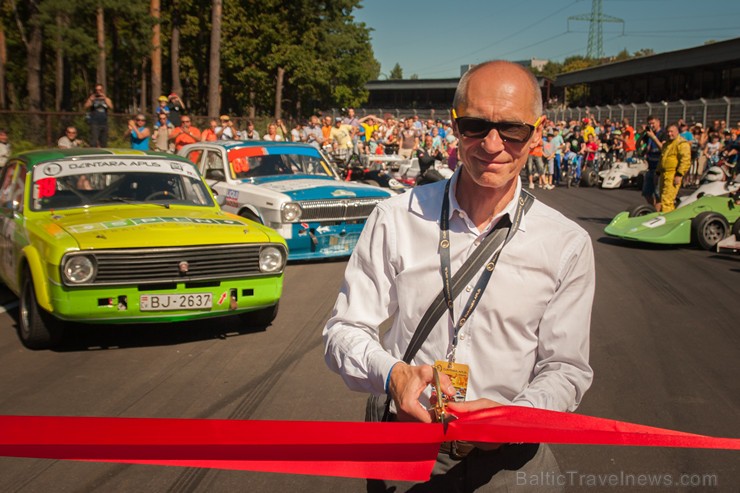 Svētdien, vēsturisko automašīnu sacensību “Dzintara Aplis” laikā, tika atklāta “Biķernieku kompleksās sporta bāzes” (BKSB) atjaunotā autotrase Svētdien, vēsturisko automašīnu sacensību “Dzintara Aplis” laikā, tika atklāta “Biķernieku kompleksās sporta bāzes” (BKSB) atjaunotā autotrase 158427