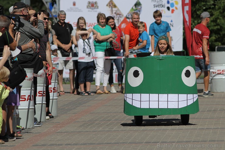 «Cartoon rallijs» dalībnieki pārsteidz skatītājus ar krāšņiem pašgatavoto auto dizainiem un tērpiem «Cartoon rallijs» dalībnieki pārsteidz skatītājus ar krāšņiem pašgatavoto auto dizainiem un tērpiem 158590