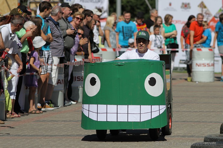 «Cartoon rallijs» dalībnieki pārsteidz skatītājus ar krāšņiem pašgatavoto auto dizainiem un tērpiem «Cartoon rallijs» dalībnieki pārsteidz skatītājus ar krāšņiem pašgatavoto auto dizainiem un tērpiem 158592