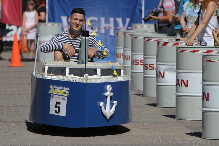 «Cartoon rallijs» dalībnieki pārsteidz skatītājus ar krāšņiem pašgatavoto auto dizainiem un tērpiem «Cartoon rallijs» dalībnieki pārsteidz skatītājus ar krāšņiem pašgatavoto auto dizainiem un tērpiem 158593