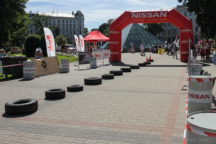 «Cartoon rallijs» dalībnieki pārsteidz skatītājus ar krāšņiem pašgatavoto auto dizainiem un tērpiem «Cartoon rallijs» dalībnieki pārsteidz skatītājus ar krāšņiem pašgatavoto auto dizainiem un tērpiem 158595