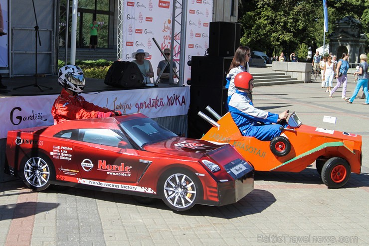 «Cartoon rallijs» dalībnieki pārsteidz skatītājus ar krāšņiem pašgatavoto auto dizainiem un tērpiem «Cartoon rallijs» dalībnieki pārsteidz skatītājus ar krāšņiem pašgatavoto auto dizainiem un tērpiem 158596