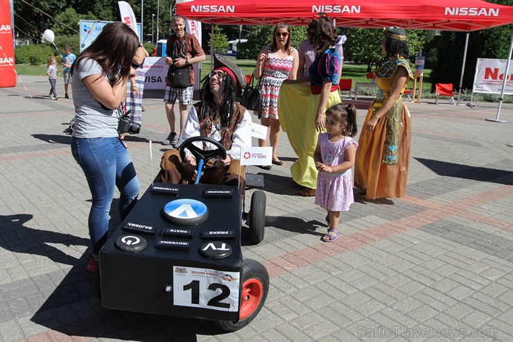 «Cartoon rallijs» dalībnieki pārsteidz skatītājus ar krāšņiem pašgatavoto auto dizainiem un tērpiem «Cartoon rallijs» dalībnieki pārsteidz skatītājus ar krāšņiem pašgatavoto auto dizainiem un tērpiem 158598