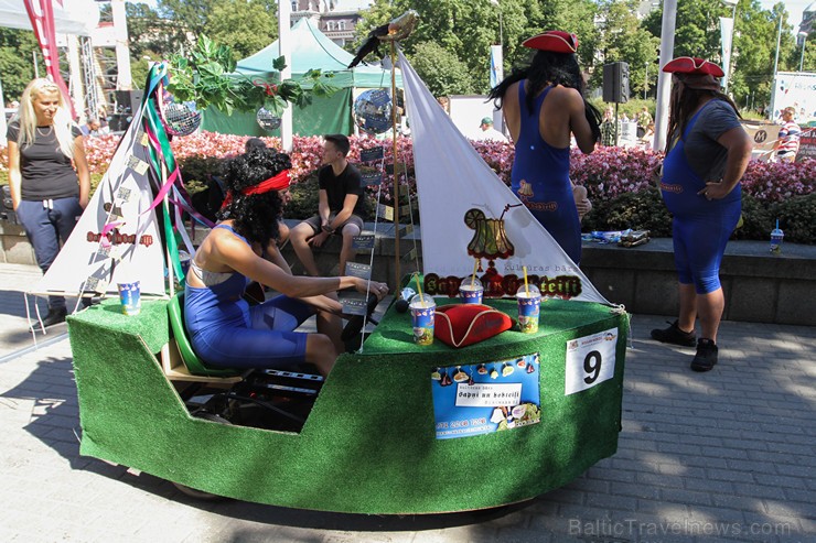 «Cartoon rallijs» dalībnieki pārsteidz skatītājus ar krāšņiem pašgatavoto auto dizainiem un tērpiem «Cartoon rallijs» dalībnieki pārsteidz skatītājus ar krāšņiem pašgatavoto auto dizainiem un tērpiem 158600