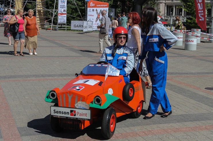 «Cartoon rallijs» dalībnieki pārsteidz skatītājus ar krāšņiem pašgatavoto auto dizainiem un tērpiem «Cartoon rallijs» dalībnieki pārsteidz skatītājus ar krāšņiem pašgatavoto auto dizainiem un tērpiem 158601