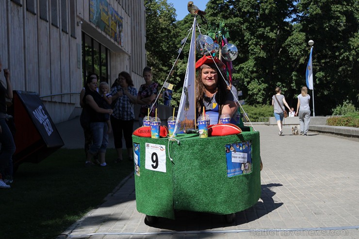 «Cartoon rallijs» dalībnieki pārsteidz skatītājus ar krāšņiem pašgatavoto auto dizainiem un tērpiem «Cartoon rallijs» dalībnieki pārsteidz skatītājus ar krāšņiem pašgatavoto auto dizainiem un tērpiem 158602