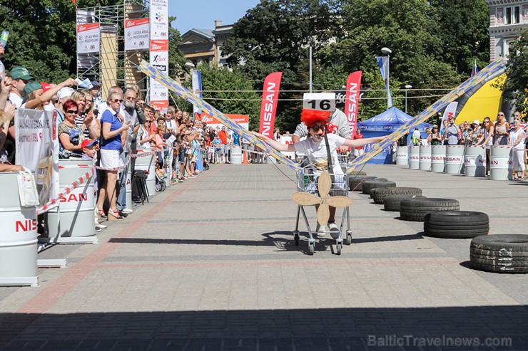 «Cartoon rallijs» dalībnieki pārsteidz skatītājus ar krāšņiem pašgatavoto auto dizainiem un tērpiem «Cartoon rallijs» dalībnieki pārsteidz skatītājus ar krāšņiem pašgatavoto auto dizainiem un tērpiem 158608
