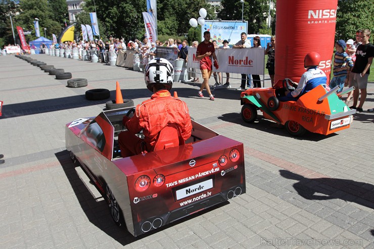 «Cartoon rallijs» dalībnieki pārsteidz skatītājus ar krāšņiem pašgatavoto auto dizainiem un tērpiem «Cartoon rallijs» dalībnieki pārsteidz skatītājus ar krāšņiem pašgatavoto auto dizainiem un tērpiem 158611