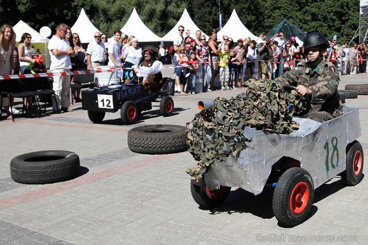 «Cartoon rallijs» dalībnieki pārsteidz skatītājus ar krāšņiem pašgatavoto auto dizainiem un tērpiem «Cartoon rallijs» dalībnieki pārsteidz skatītājus ar krāšņiem pašgatavoto auto dizainiem un tērpiem 158612