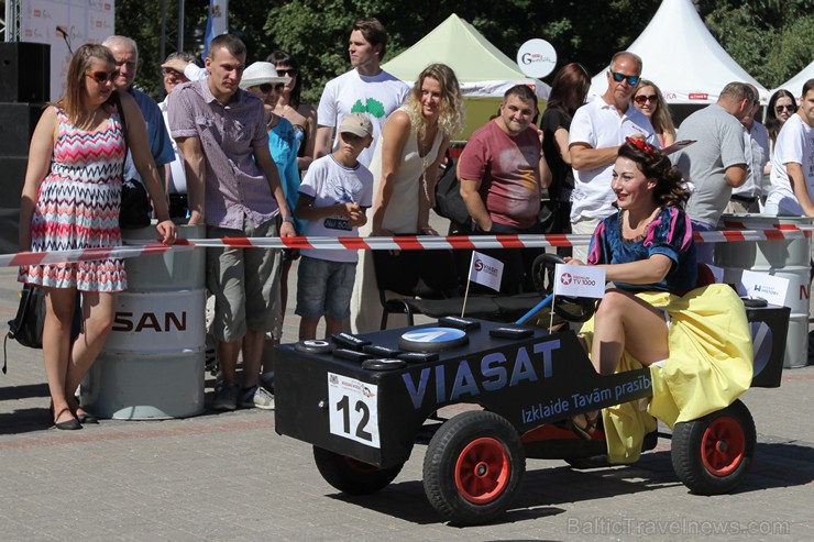 «Cartoon rallijs» dalībnieki pārsteidz skatītājus ar krāšņiem pašgatavoto auto dizainiem un tērpiem «Cartoon rallijs» dalībnieki pārsteidz skatītājus ar krāšņiem pašgatavoto auto dizainiem un tērpiem 158614