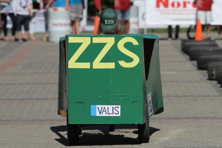 «Cartoon rallijs» dalībnieki pārsteidz skatītājus ar krāšņiem pašgatavoto auto dizainiem un tērpiem «Cartoon rallijs» dalībnieki pārsteidz skatītājus ar krāšņiem pašgatavoto auto dizainiem un tērpiem 158618