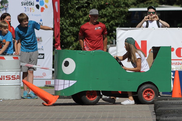 «Cartoon rallijs» dalībnieki pārsteidz skatītājus ar krāšņiem pašgatavoto auto dizainiem un tērpiem «Cartoon rallijs» dalībnieki pārsteidz skatītājus ar krāšņiem pašgatavoto auto dizainiem un tērpiem 158619