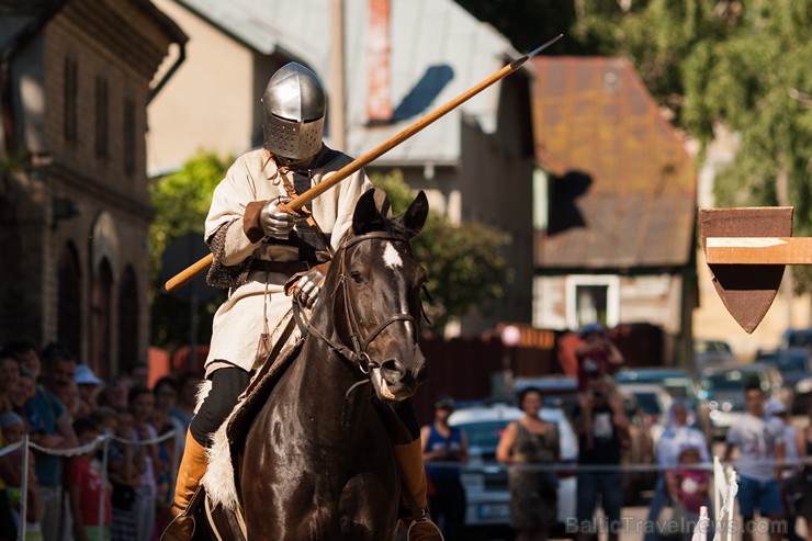 Siena tirgus laukumā svētku apmeklētāji varēja gūt jaunus iespaidus un piedalīties daudz dažādās aktivitātēs gan lieliem, gan maziem Siena tirgus laukumā svētku apmeklētāji varēja gūt jaunus iespaidus un piedalīties daudz dažādās aktivitātēs gan lieliem, gan maziem 158653