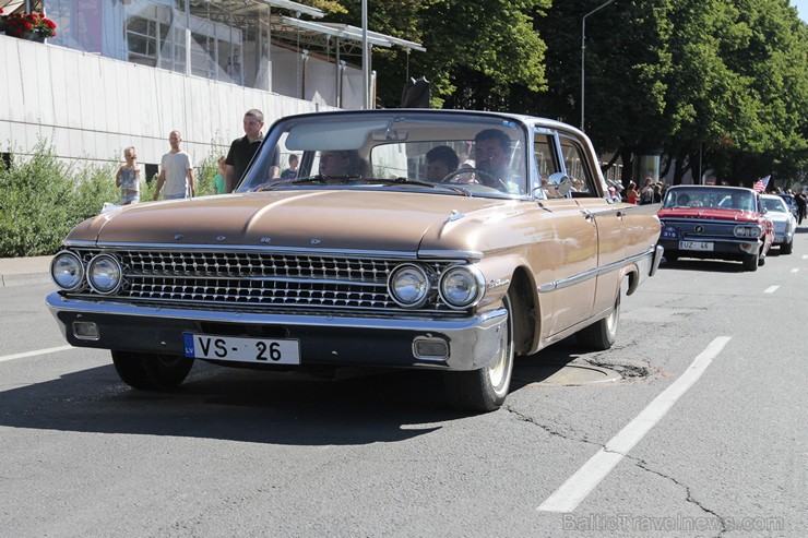 Amerikāņu auto īpašnieki ar auto izstādi sveic rīdziniekus svētkos 158752