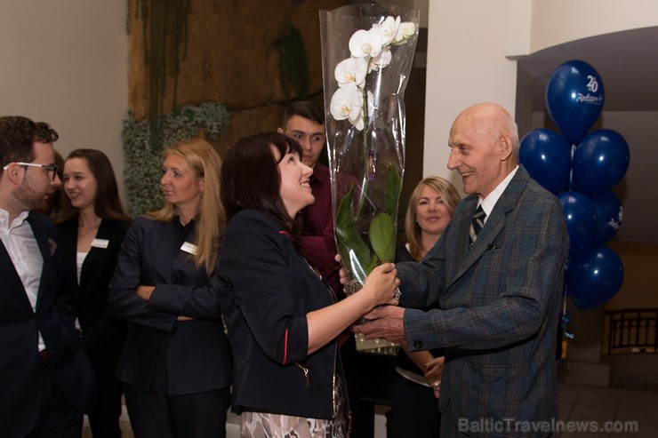 Pilna servisa starptautiskā viesnīca Radisson Blu Daugava Hotel kopā ar tās ilggadējiem darbiniekiem atzīmē 20 gadu jubileju Pilna servisa starptautiskā viesnīca Radisson Blu Daugava Hotel kopā ar tās ilggadējiem darbiniekiem atzīmē 20 gadu jubileju 159581