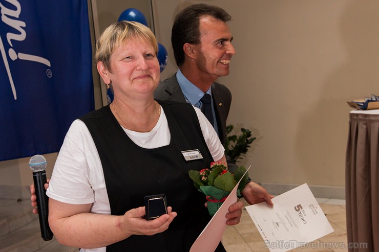 Pilna servisa starptautiskā viesnīca Radisson Blu Daugava Hotel kopā ar tās ilggadējiem darbiniekiem atzīmē 20 gadu jubileju Pilna servisa starptautiskā viesnīca Radisson Blu Daugava Hotel kopā ar tās ilggadējiem darbiniekiem atzīmē 20 gadu jubileju 159593