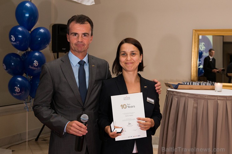 Pilna servisa starptautiskā viesnīca Radisson Blu Daugava Hotel kopā ar tās ilggadējiem darbiniekiem atzīmē 20 gadu jubileju Pilna servisa starptautiskā viesnīca Radisson Blu Daugava Hotel kopā ar tās ilggadējiem darbiniekiem atzīmē 20 gadu jubileju 159600