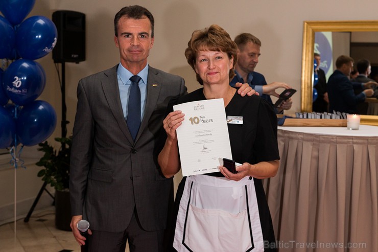 Pilna servisa starptautiskā viesnīca Radisson Blu Daugava Hotel kopā ar tās ilggadējiem darbiniekiem atzīmē 20 gadu jubileju Pilna servisa starptautiskā viesnīca Radisson Blu Daugava Hotel kopā ar tās ilggadējiem darbiniekiem atzīmē 20 gadu jubileju 159603