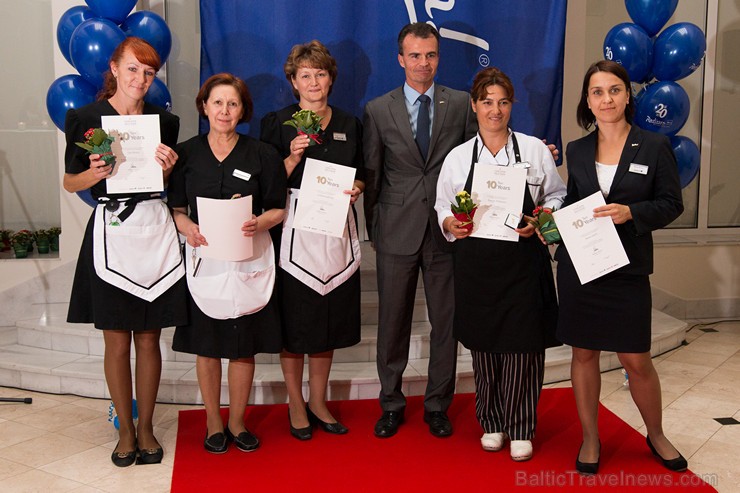 Pilna servisa starptautiskā viesnīca Radisson Blu Daugava Hotel kopā ar tās ilggadējiem darbiniekiem atzīmē 20 gadu jubileju Pilna servisa starptautiskā viesnīca Radisson Blu Daugava Hotel kopā ar tās ilggadējiem darbiniekiem atzīmē 20 gadu jubileju 159604