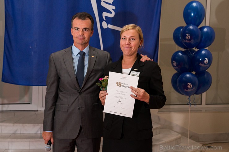Pilna servisa starptautiskā viesnīca Radisson Blu Daugava Hotel kopā ar tās ilggadējiem darbiniekiem atzīmē 20 gadu jubileju Pilna servisa starptautiskā viesnīca Radisson Blu Daugava Hotel kopā ar tās ilggadējiem darbiniekiem atzīmē 20 gadu jubileju 159605