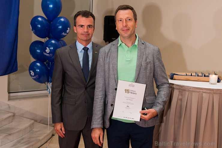 Pilna servisa starptautiskā viesnīca Radisson Blu Daugava Hotel kopā ar tās ilggadējiem darbiniekiem atzīmē 20 gadu jubileju Pilna servisa starptautiskā viesnīca Radisson Blu Daugava Hotel kopā ar tās ilggadējiem darbiniekiem atzīmē 20 gadu jubileju 159606