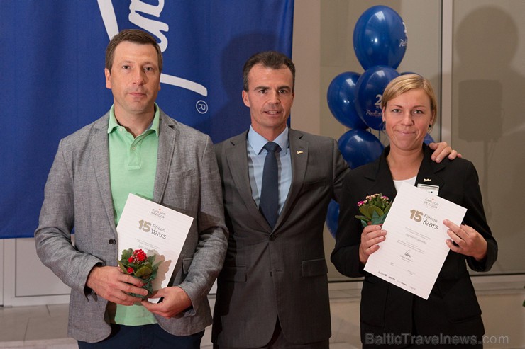 Pilna servisa starptautiskā viesnīca Radisson Blu Daugava Hotel kopā ar tās ilggadējiem darbiniekiem atzīmē 20 gadu jubileju Pilna servisa starptautiskā viesnīca Radisson Blu Daugava Hotel kopā ar tās ilggadējiem darbiniekiem atzīmē 20 gadu jubileju 159607