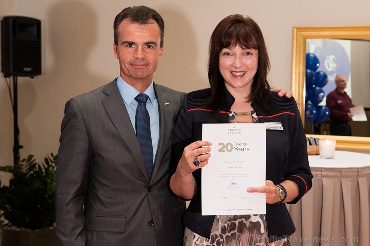 Pilna servisa starptautiskā viesnīca Radisson Blu Daugava Hotel kopā ar tās ilggadējiem darbiniekiem atzīmē 20 gadu jubileju Pilna servisa starptautiskā viesnīca Radisson Blu Daugava Hotel kopā ar tās ilggadējiem darbiniekiem atzīmē 20 gadu jubileju 159610