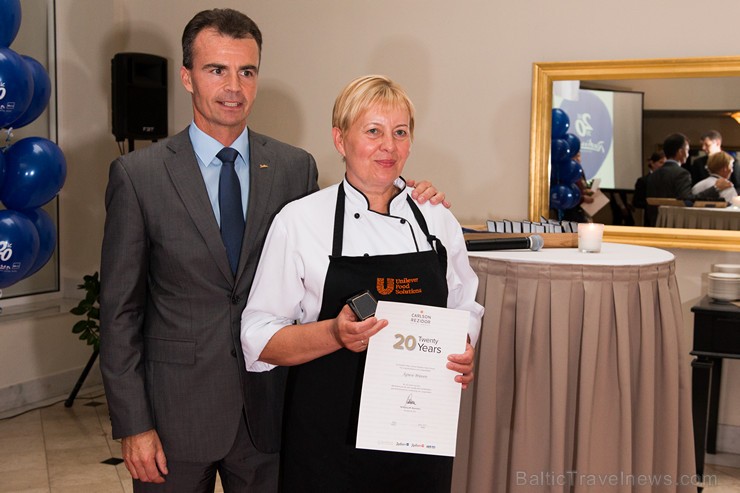 Pilna servisa starptautiskā viesnīca Radisson Blu Daugava Hotel kopā ar tās ilggadējiem darbiniekiem atzīmē 20 gadu jubileju Pilna servisa starptautiskā viesnīca Radisson Blu Daugava Hotel kopā ar tās ilggadējiem darbiniekiem atzīmē 20 gadu jubileju 159611