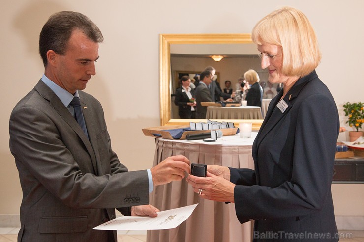Pilna servisa starptautiskā viesnīca Radisson Blu Daugava Hotel kopā ar tās ilggadējiem darbiniekiem atzīmē 20 gadu jubileju Pilna servisa starptautiskā viesnīca Radisson Blu Daugava Hotel kopā ar tās ilggadējiem darbiniekiem atzīmē 20 gadu jubileju 159612