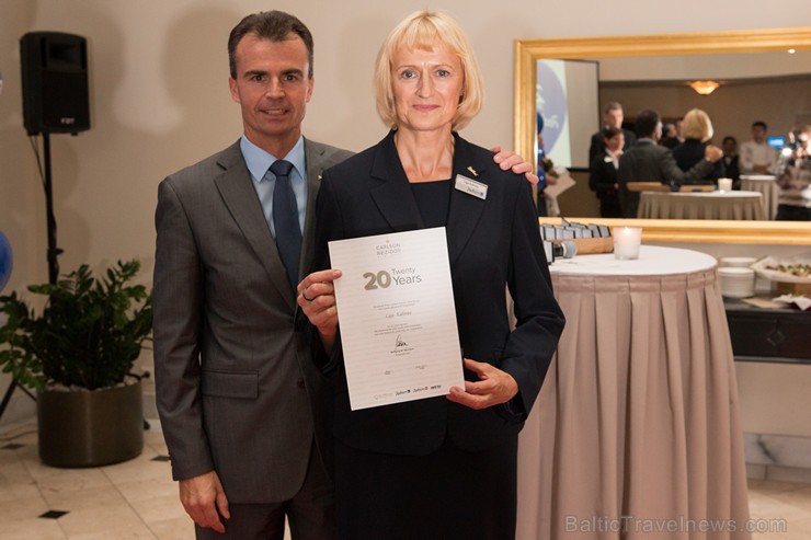 Pilna servisa starptautiskā viesnīca Radisson Blu Daugava Hotel kopā ar tās ilggadējiem darbiniekiem atzīmē 20 gadu jubileju Pilna servisa starptautiskā viesnīca Radisson Blu Daugava Hotel kopā ar tās ilggadējiem darbiniekiem atzīmē 20 gadu jubileju 159613