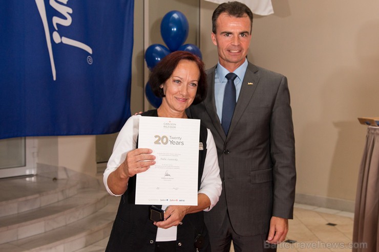 Pilna servisa starptautiskā viesnīca Radisson Blu Daugava Hotel kopā ar tās ilggadējiem darbiniekiem atzīmē 20 gadu jubileju Pilna servisa starptautiskā viesnīca Radisson Blu Daugava Hotel kopā ar tās ilggadējiem darbiniekiem atzīmē 20 gadu jubileju 159615