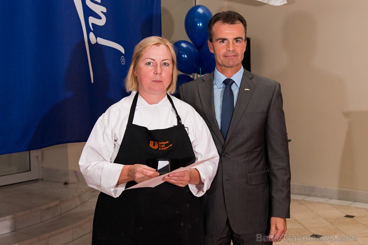 Pilna servisa starptautiskā viesnīca Radisson Blu Daugava Hotel kopā ar tās ilggadējiem darbiniekiem atzīmē 20 gadu jubileju Pilna servisa starptautiskā viesnīca Radisson Blu Daugava Hotel kopā ar tās ilggadējiem darbiniekiem atzīmē 20 gadu jubileju 159616