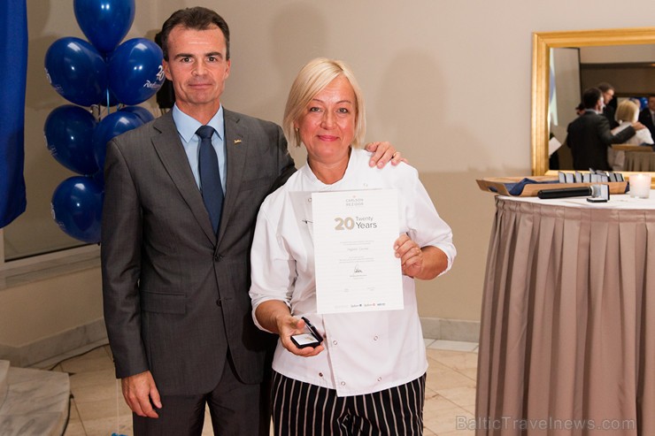 Pilna servisa starptautiskā viesnīca Radisson Blu Daugava Hotel kopā ar tās ilggadējiem darbiniekiem atzīmē 20 gadu jubileju Pilna servisa starptautiskā viesnīca Radisson Blu Daugava Hotel kopā ar tās ilggadējiem darbiniekiem atzīmē 20 gadu jubileju 159617