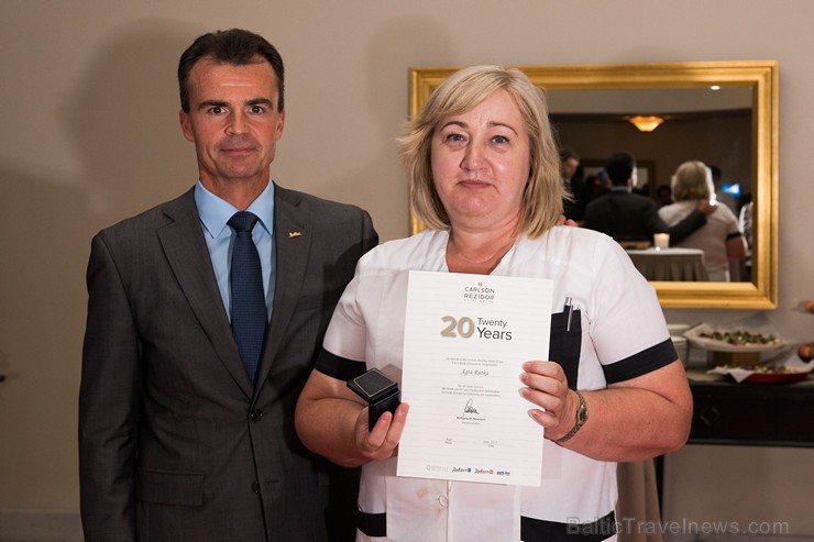 Pilna servisa starptautiskā viesnīca Radisson Blu Daugava Hotel kopā ar tās ilggadējiem darbiniekiem atzīmē 20 gadu jubileju Pilna servisa starptautiskā viesnīca Radisson Blu Daugava Hotel kopā ar tās ilggadējiem darbiniekiem atzīmē 20 gadu jubileju 159620