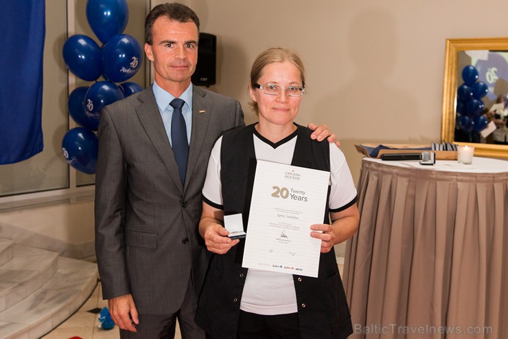 Pilna servisa starptautiskā viesnīca Radisson Blu Daugava Hotel kopā ar tās ilggadējiem darbiniekiem atzīmē 20 gadu jubileju Pilna servisa starptautiskā viesnīca Radisson Blu Daugava Hotel kopā ar tās ilggadējiem darbiniekiem atzīmē 20 gadu jubileju 159622
